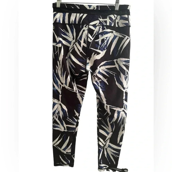 Fabletics navy and black floral print 7/8 length leggings - Picture 4 of 6